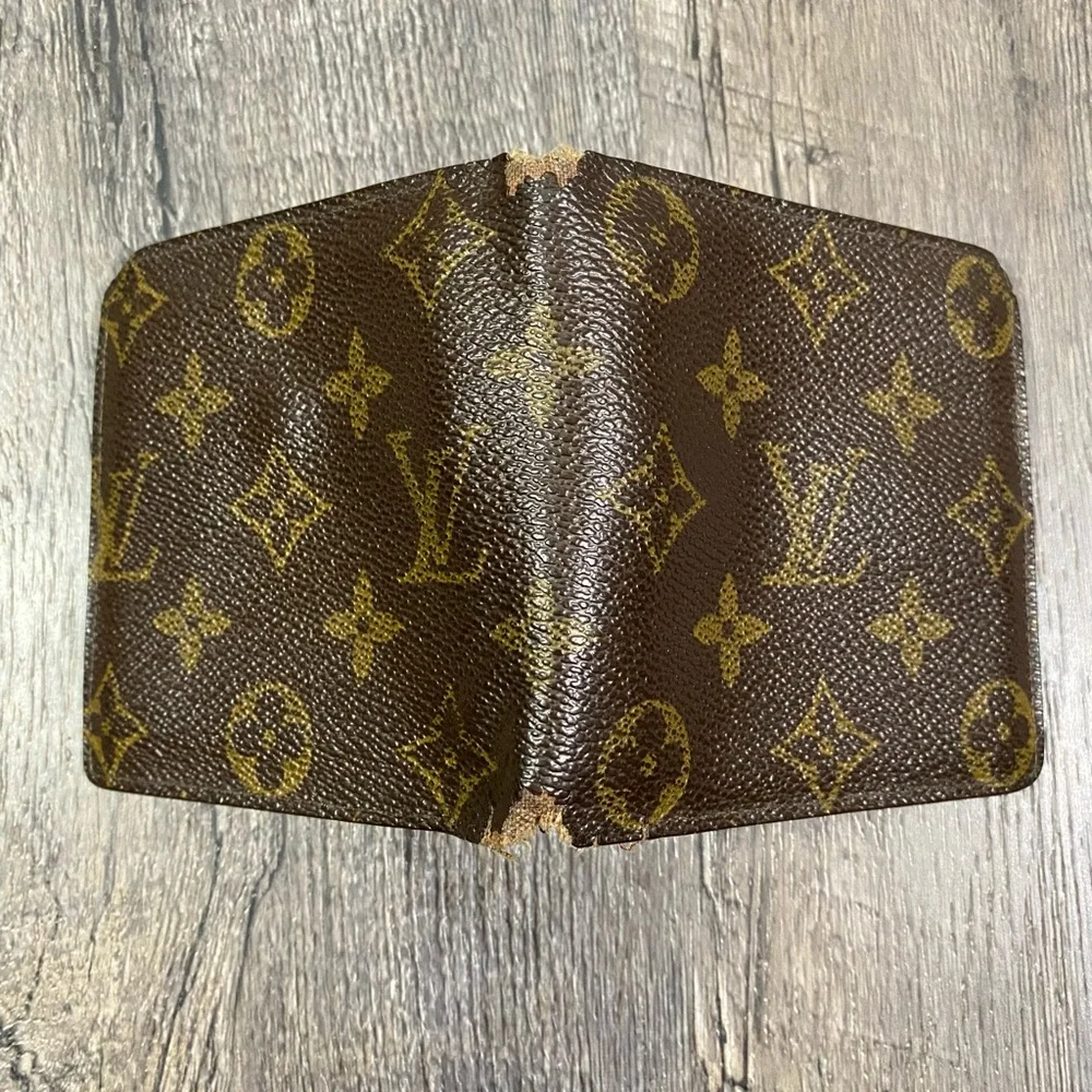 LOUIS VUITTON Monogram Mens Bi-Fold Wallet